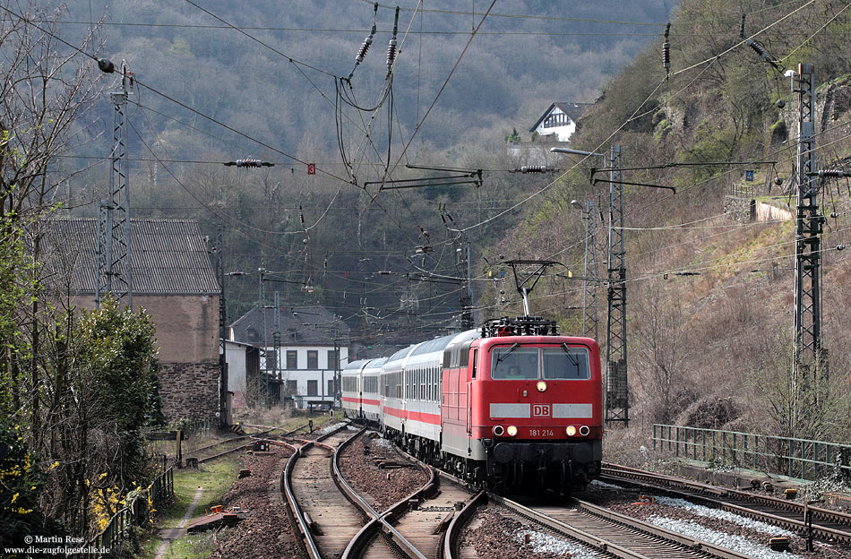 181 214 mit IC335 bei der Einfahrt in den Bahnhof Cochem