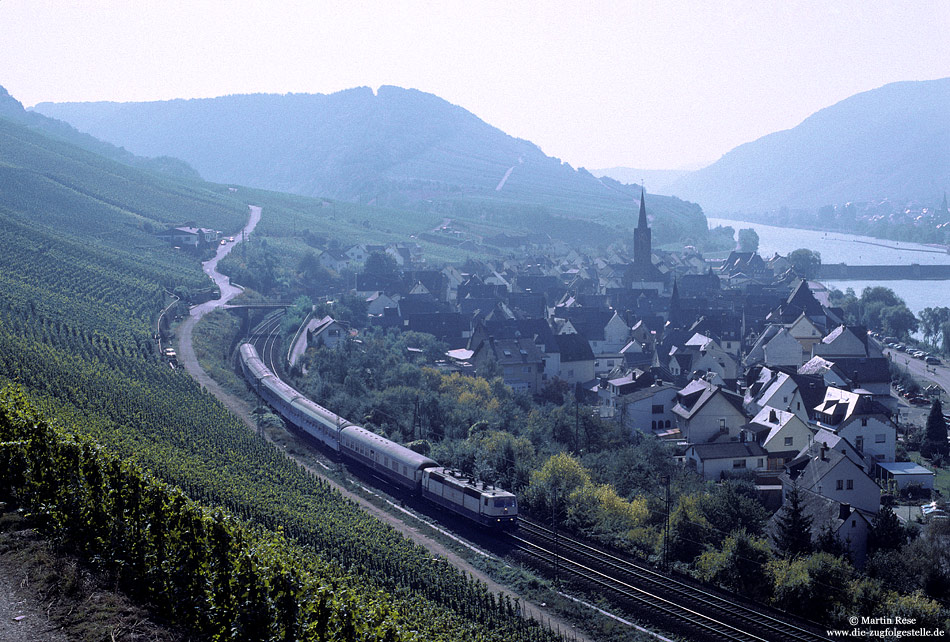 Blick auf den Ort Neef mit Moselstrecke und 181 223 mit RE3964 nach Koblenz