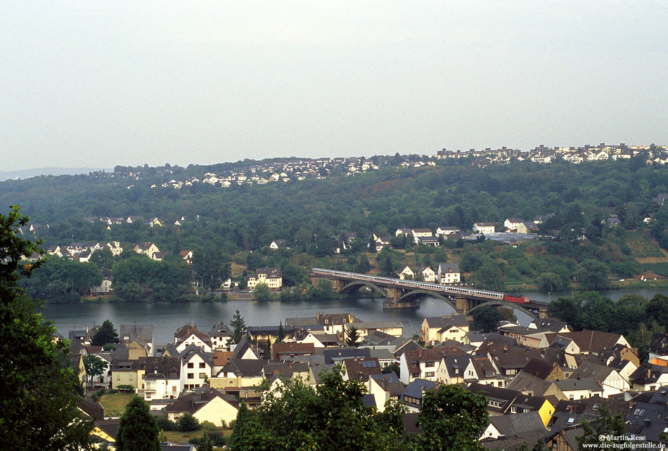 Blick aus dem Weinberg 181 224 auf der Moselbrücke in Koblenz Güls
