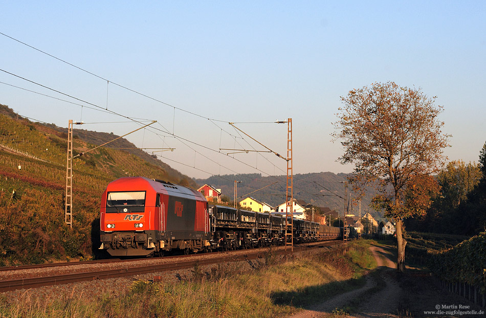 Im abendlichen Sonnenlicht fährt die 2016 90 der RTS bei Pommern nach Bullay