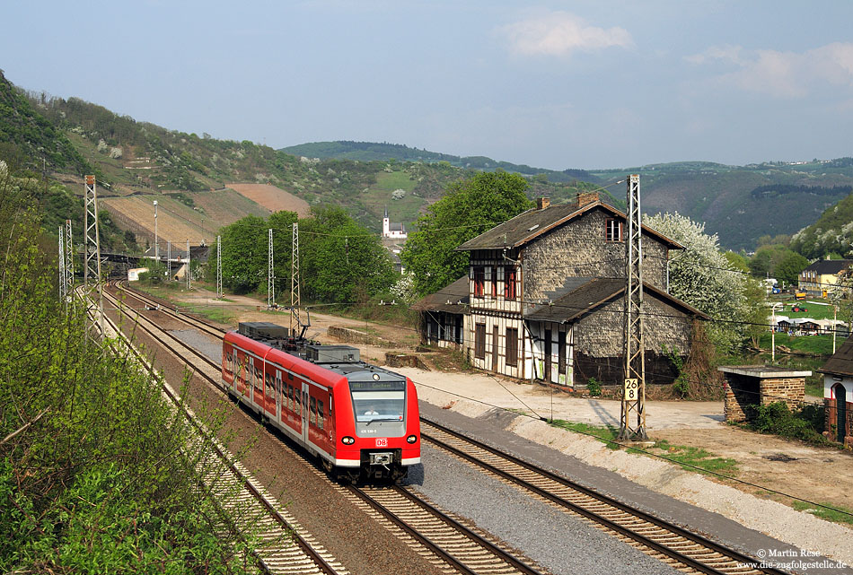 entlang der Moselstrecke: 426 036 als RB12236 Koblenz - Cochem im Bahnhof Hatzenport