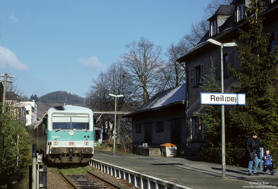 628 643 als Moselweinbahn nach Traben Trarbach am Haltepunkt Reil