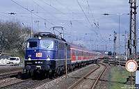 110 271 in blau mit RE23043 bei der Einfahrt in Trier Hbf