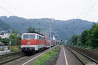 111 158 mit roter Bauchbinde im Bahnhof Treis Karden auf der Moselstrecke