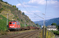 entlang der Moselstrecke: 140 348 mit Güterzug in den Weinbergen