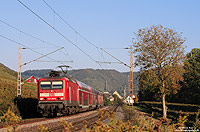 Im abendlichen Sonnenlicht fährt die 143 910 mit dem RE12016 bei Pommern nach Saarbrücken