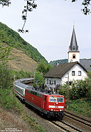 entlang der Moselstrecke: 181 205 mit IC436 an der Kirche in Löf