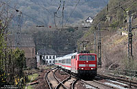 181 214 mit IC335 bei der Einfahrt in den Bahnhof Cochem