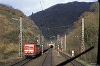 Foto aus der ersten Reihe mit 181 221 im Bahnhof Ediger Eller