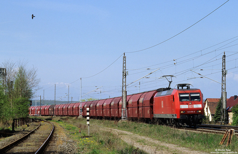 Die KBS 590 (Nordhausen – Sangerhausen – Halle) ist heute eine wichtige Verbindung für den Nah- und Güterverkehr. Mit dem KC62653 (Kreiensen – Böhlen) fährt die 145 076 bei Amsdorf gen Osten. 28.4.2005