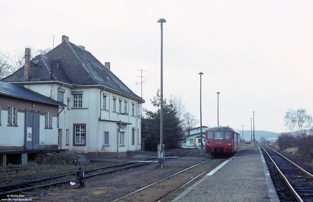 Auf der Fahrt von Wippra nach Klostermansfeld legt der 172 136 als N16245 im Bahnhof Mansfeld einen kurzen Zwischenhalt ein. 3.2.1992