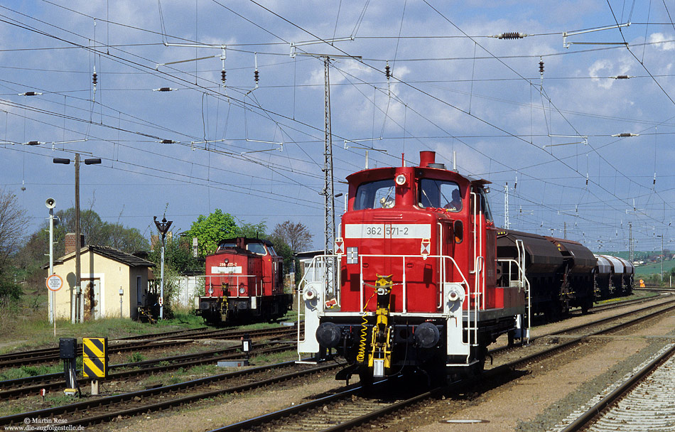 Die Oldies der Baureihe V60 sind inzwischen auch allen neuen Bundesländern zu Hause. Am 28.4.2005 sind die 362 571 und 298 325 mit dem täglichen Rangiergeschäft  in Röblingen a.S. beschäftigt.
