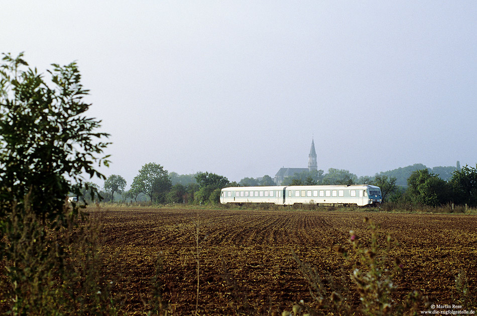 Kurz hinter Berga Kelbra fährt der 628 576 als RB37236 durch die Felder nach Stolberg. 12.9.2000