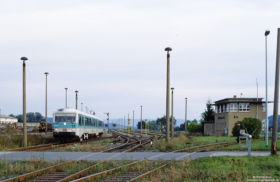 Am 12.9.2000 passiert die RB37246, inzwischen auf die Baureihe 628 umgestellt, den Bahnhof Rottleberode Süd. Nachdem der Reisezugverkehr zum 11.12.2010 eingestellt wurde, ist der Abschnitt Rottleberode Süd – Stolberg nunmehr ohne planmäßigen Verkehr, während ein Gipswerk in Rottleberode Süd weiterhin von Güterzügen angefahren wird.