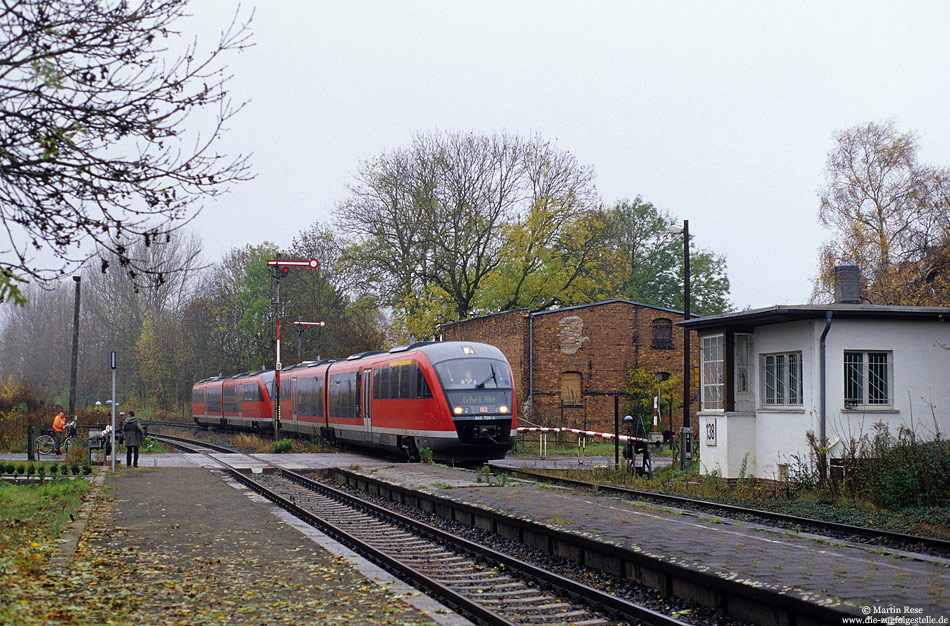 Zwölf Jahre später, am 1.11.2004 entstand in Klostermansfeld die Aufnahme des 642 726, der als RE36087 auf dem Weg von Magdeburg nach Erfurt war.