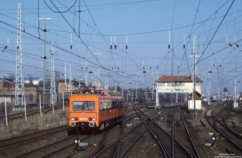 708 333 im Bahnhof Sangerhausen mit Reiterstellwerk 