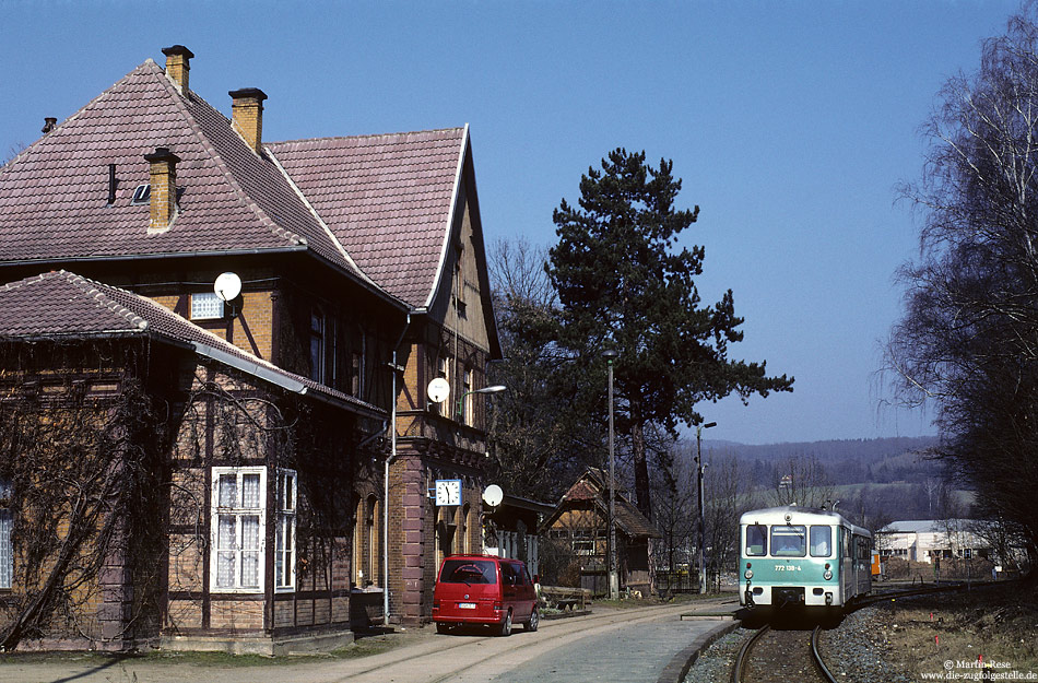 Die Station Rottleberode wurde unlängst zum Haltepunkt degradiert. Auf dem Weg von Stolberg nach Berga Kelbra legt die RB16515 hier einen kurzen Zwischenhalt ein. 18.3.1999