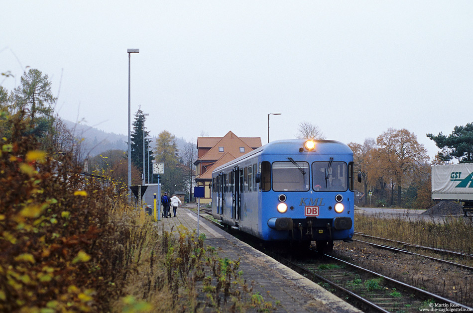 Am Endbahnhof Wippra steht der VT408 bereit, um als RB37905 nach Klostermansfeld zu fahren. 1.11.2004