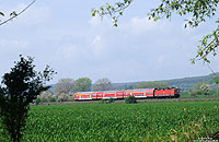 Frühjahrsstimmung im Vorharz: Zwischen Wallhausen und Sangerhausen fährt die 143 089 mit der R26619 nach Halle. 30.4.2005