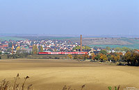 Doppelstockwagen bestimmen heute das Bild des Nahverkehrs auf der Halle-Kasseler-Bahn. Vor der Kulisse des Örtchens Erdeborn habe ich am 29.10.2005 die RB26621 nach Halle fotografiert. 29.10.2005