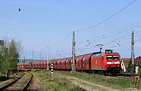 Die KBS 590 (Nordhausen – Sangerhausen – Halle) ist heute eine wichtige Verbindung für den Nah- und Güterverkehr. Mit dem KC62653 (Kreiensen – Böhlen) fährt die 145 076 bei Amsdorf gen Osten. 28.4.2005
