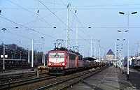 Mit vereinten Kräften ziehen die 155 047 und 142 146 einen Stahlzug durch Sangerhausen in Richtung Westen. 17.3.1999