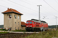 Im Km 54,9 befindet sich die ehemalige Blockstelle Steinberg, die heute nur noch als Schrankenposten dient. Hier rollt die 232 228 nach Sangerhausen. 21.9.2007