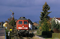 Am 22.11.2006 hat die 232 395 einige leere Gipswagen nach Rottleberode Süd gebracht und kehrt nun als Lz67464 zurück nach Nordhausen, fotografiert am Einfahrsignal von Berga Kelbra.