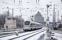 411 083 als Umleiter-ICE 1558 im Bahnhof Sangerhausen mit Stellwerk So und Formsignale