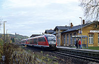 Wie auf fast allen nicht elektrifizierten Strecken in Sachsen Anhalt verkehren heute auch auf der KBS 335 moderne Triebwagen. Am 3.11.2005 nutzten in Sandersleben zwei Fahrgäste den Halt des aus dem 642 142 und 642 130 gebildeten RE36083 zur Fahrt nach Sangerhausen. 