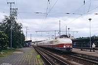 Am 23.6.1996 war der 675 014 zu Besuch in der Rosenstadt. Wie das DB-Pendant VT11.5 war auch dieser Zug für den internationalen Fernverkehr entwickelt worden. Seine letzten internationalen Einsätze erfolgten bereits Anfang der 80er Jahre. Im Jahr 2003 wurde der 675 014 als letzter seiner Baureihe ausgemustert und gehört heute zum Bestand des DB-Museum.