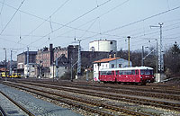 Blutblase 772 111 im Bahnhof Sangerhausen mit Malzfabrik 