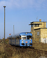 Seit 1999 werden in den Sommermonaten einige Züge der Wipperliesel an den Wochenenden bis Helbra verlängert. Aus Wippra kommend erreicht der VT408 als RB36451 den Bahnhof Helbra. 30.10.2005