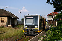 Einsam steht der VT672 920 am Bahnsteig in Berga Kelbra und wartet auf die wenigen Fahrgäste nach Stolberg. 9.6.2007