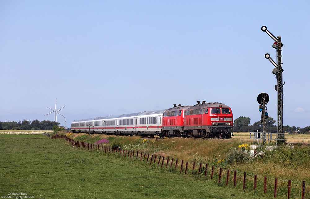 218 342 passiert mit dem IC2315 Westerland - Frankfurt das Einfahrsignal von Lehnshallig auf der Marschbahn