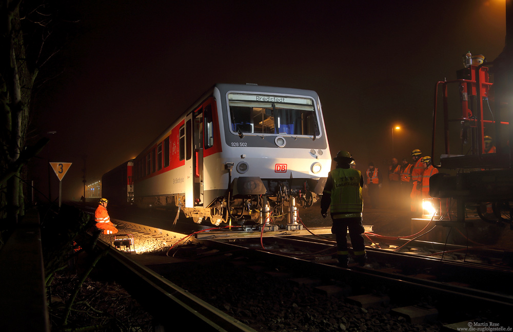 Der entgleiste 628 502 wird im Bahnhof Niebüll wieder aufgegleist