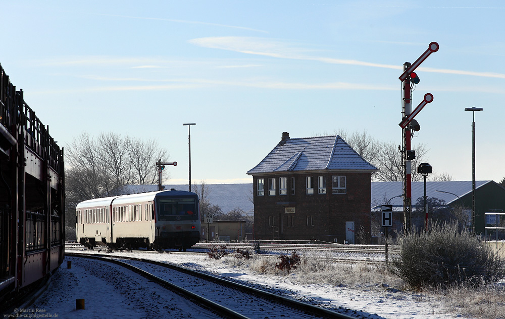 628 540 verlässt den Bahnhof Niebüll in Richtung Bredstedt und passiert das Stellwerk und das Formsignal