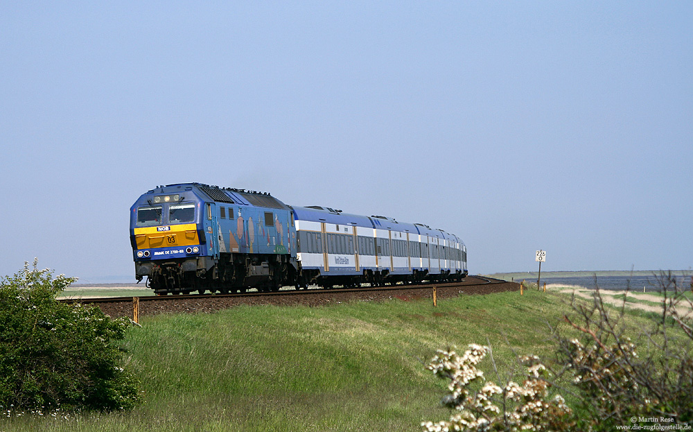 Marschbahn, DE27000 03 erreicht mit NOB80514 bei Morsum die Insel Sylt