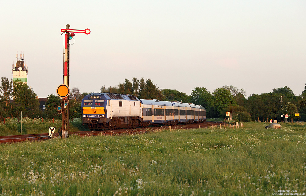 DE2700 08 mit NOB am Einfahrsignal von Risum Lindholm auf der Marschbahn
