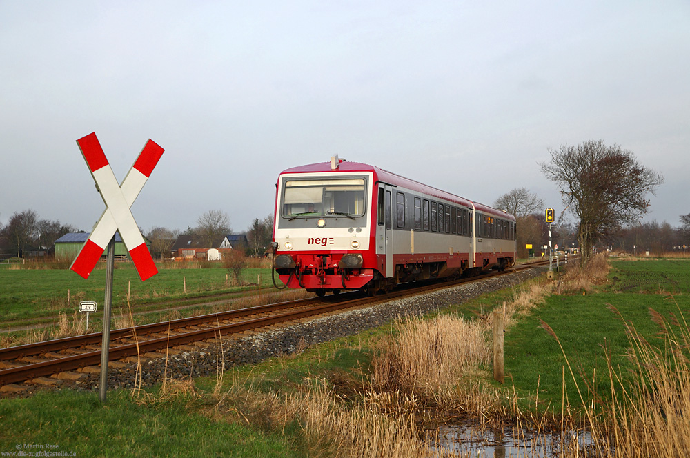 Zwischen Deezbüll und Maasbüll hat der VT506 soeben die Stadtgrenze von Niebüll passiert.