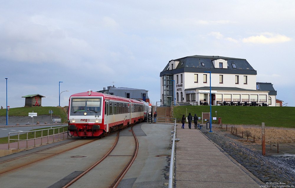 VT506 der neg, ehemals 628 506, mit Kurswagen bei der Einfahrt in den Bahnhof Dagebüll Mole 