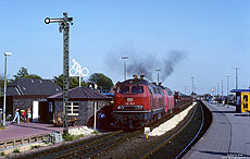 Marschbahn, altrote 218 184 mit Syltshuttle im Bahnhof Westerland