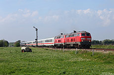 218 345 mit IC2073 bei Risum Lindholm mit Einfahrsignal, auf der Marschbahn