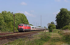 218 386 mit IC2310 Frankfurt - Westerland im Bahnhof Risum Lindholm