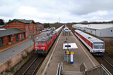 218 389 und 628 512 im Bahnhof Bredstedt