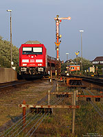 Marschbahn, 245 025 mit Signalanlagen im Bahnhof Westerland