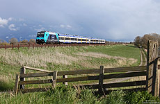 Marschbahn, 245 201 mit der NOB81718 auf dem Damm bei Klanxbüll