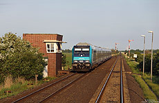 215 201 mit Stellwerk im Bahnhof Lehnshallig auf der Marschbahn