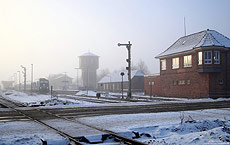 Bahnhof Niebüll mit Wasserturm, Formsignale, Stellwerk und 245 207