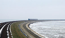Marschbahn, 245 213 mit NOB im Winter auf dem Hindenburgdamm